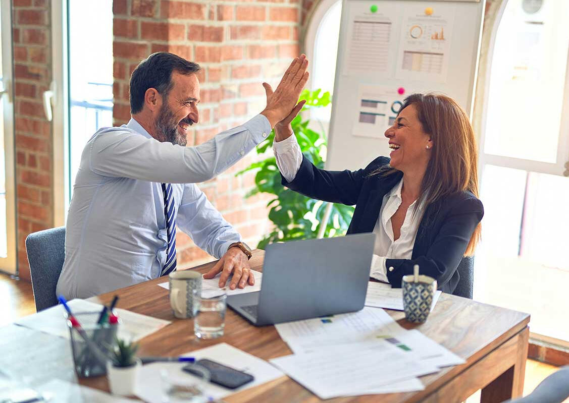 Erfolgreiche Digitalisierung im Mittelstand: Geschäftspartner feiern Projekterfolg für Chancengleichheit und Wettbewerbsfähigkeit von KMU