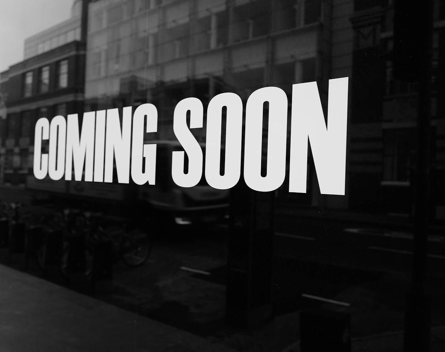 Coming Soon Schaufenster-Display für Neueröffnung oder Produktlaunch
