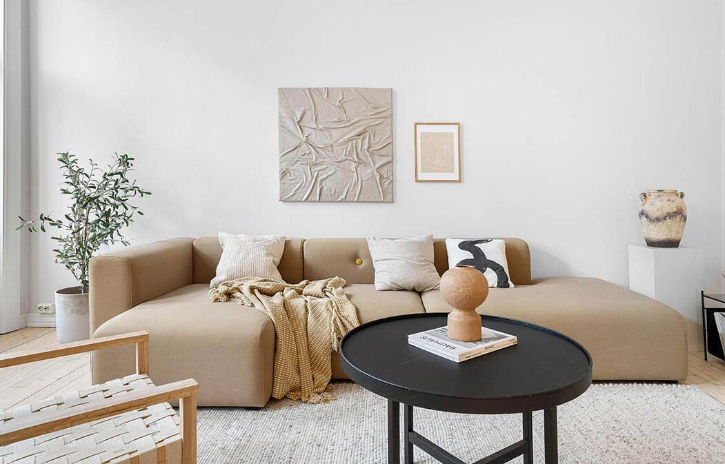 3D-Wohnzimmer-Visualisierung: Helles skandinavisches Interieur mit beigem Ecksofa und schwarzem Beistelltisch für Möbelkatalog