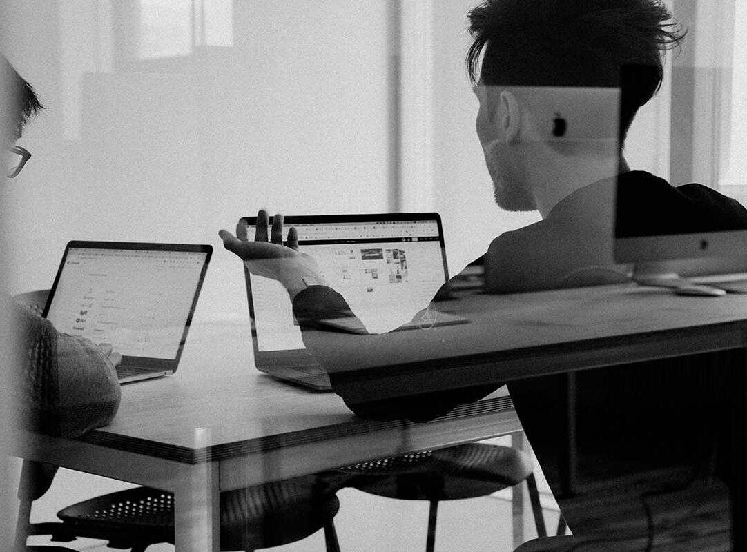 Beratungsgespräch: Team-Meeting mit Laptops für Projektplanung und strategische Zusammenarbeit