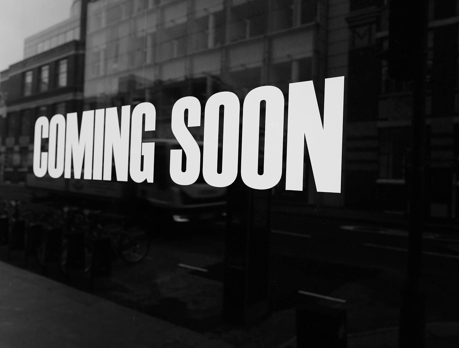 Coming Soon Schaufenster-Display für Neueröffnung oder Produktlaunch